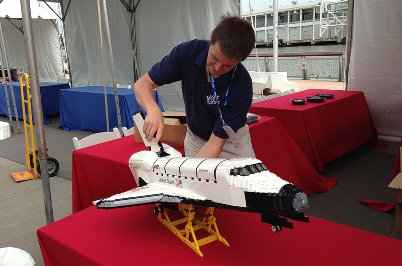Illustration for article titled I Want This 3-Foot-Long Lego Space Shuttle So Badly